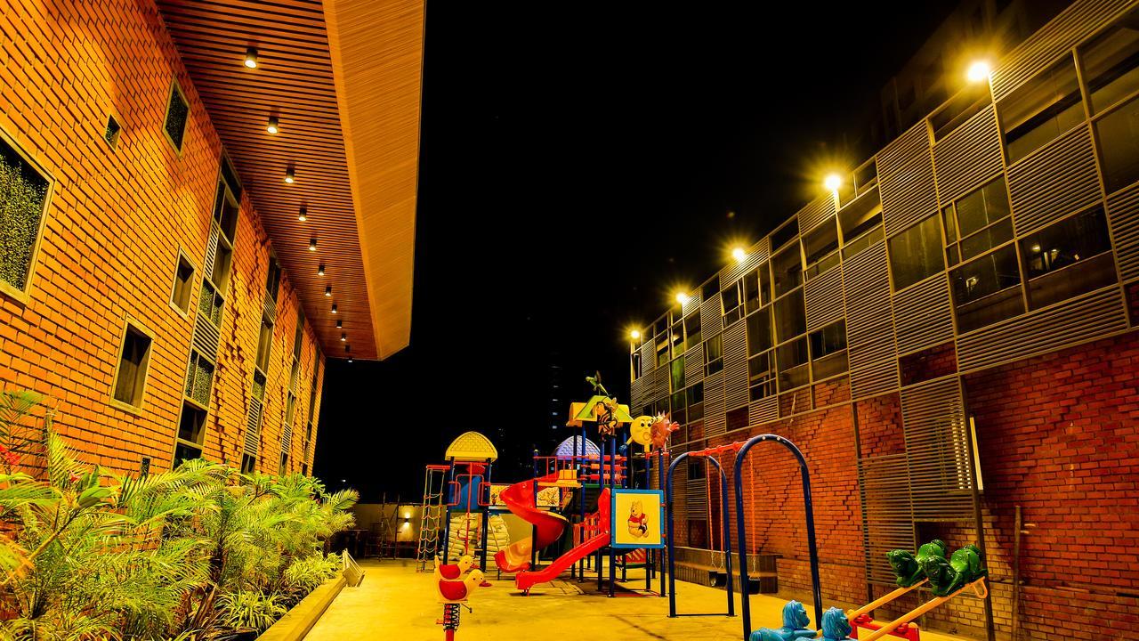 The Weekend Address Hotel Surate Exterior foto