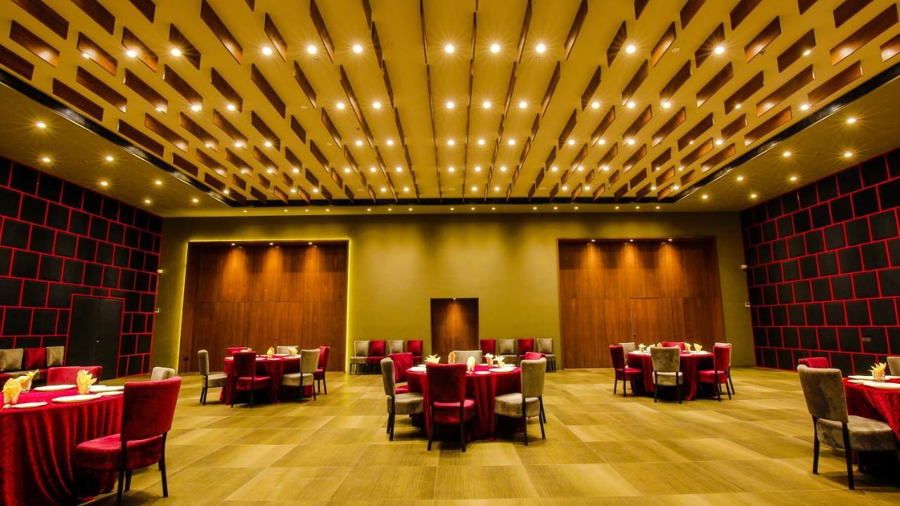 The Weekend Address Hotel Surate Exterior foto