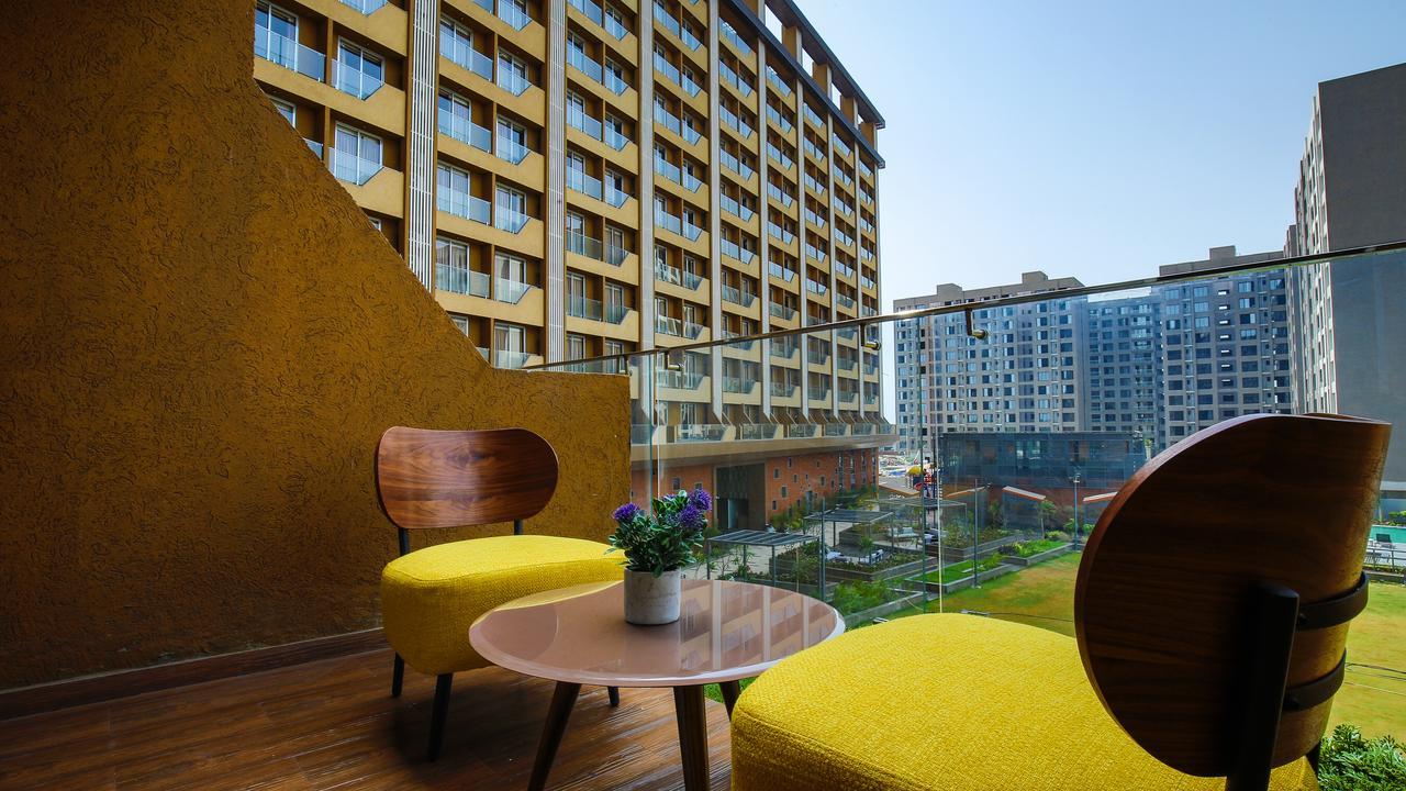 The Weekend Address Hotel Surate Exterior foto