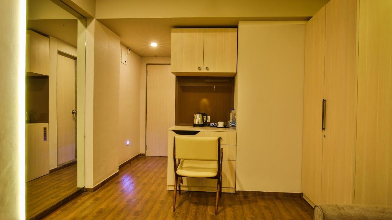 The Weekend Address Hotel Surate Exterior foto